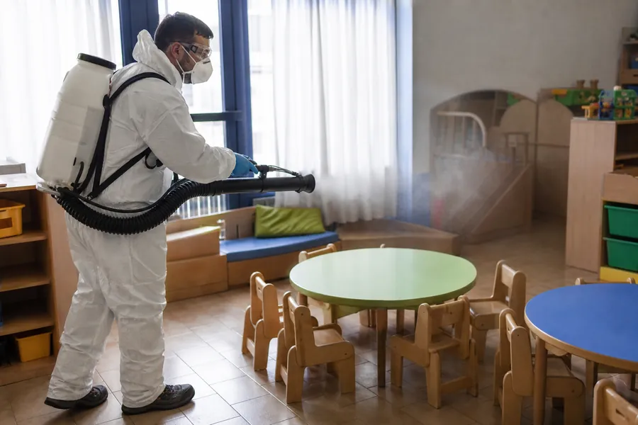 ¿Es seguro fumigar con niños y mascotas en casa?